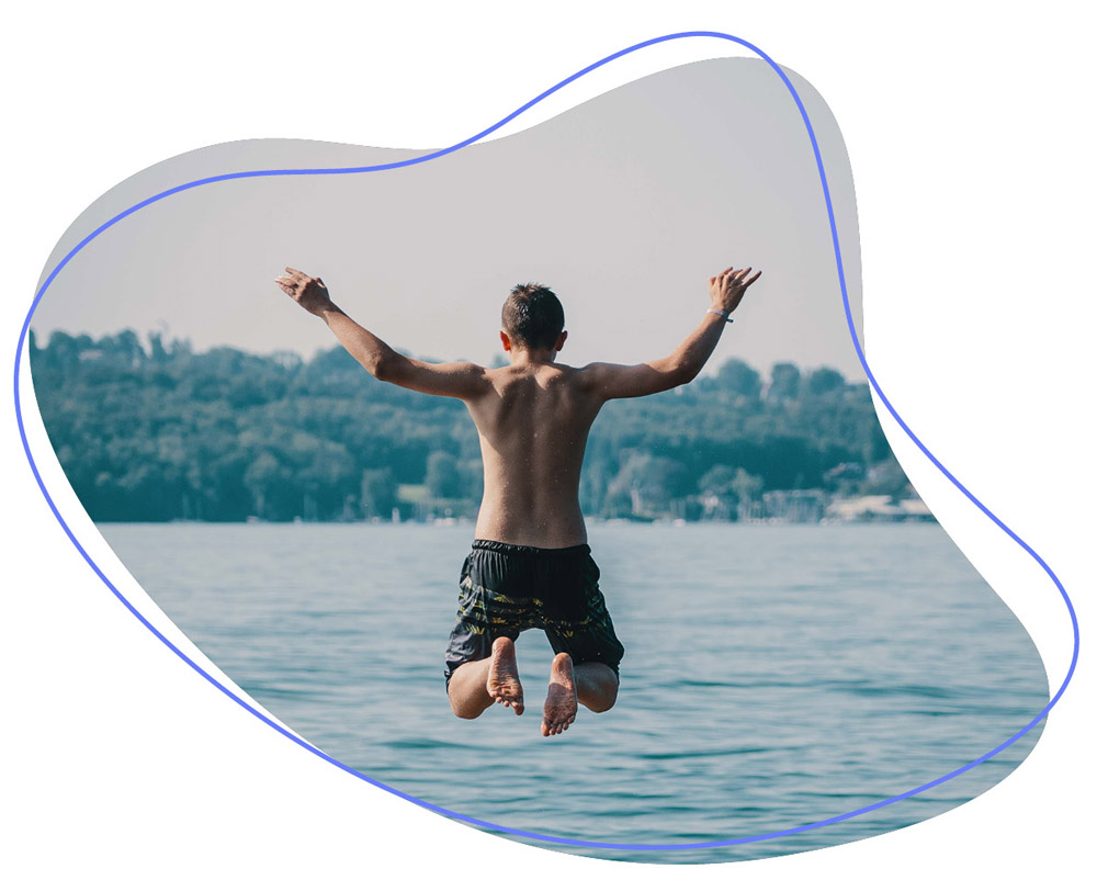 Junge springt in den Starnbergersee