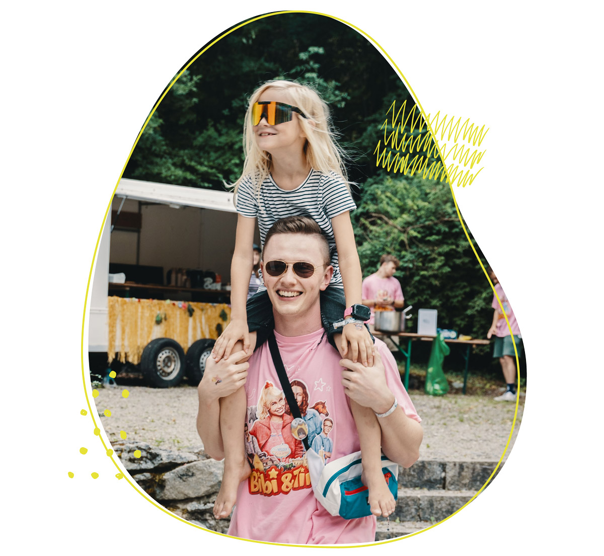 Kind ist auf den Schultern eines Gruppenleiters