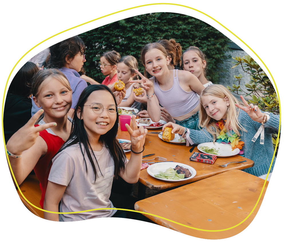 Kinder essen draußen