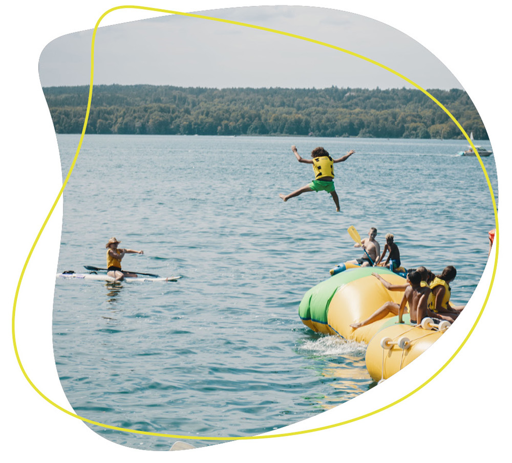 Ein Kind wird durch ein Luftkissen in den See katapultiert 
