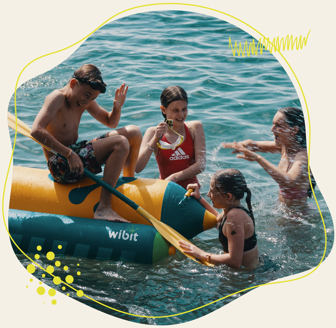 Kinder sind im Starnbergersee mit einem Gummiboot