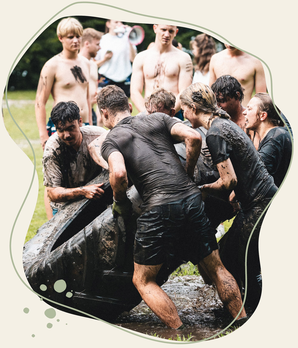 jugendliche machen den Tough Mudder Parkour