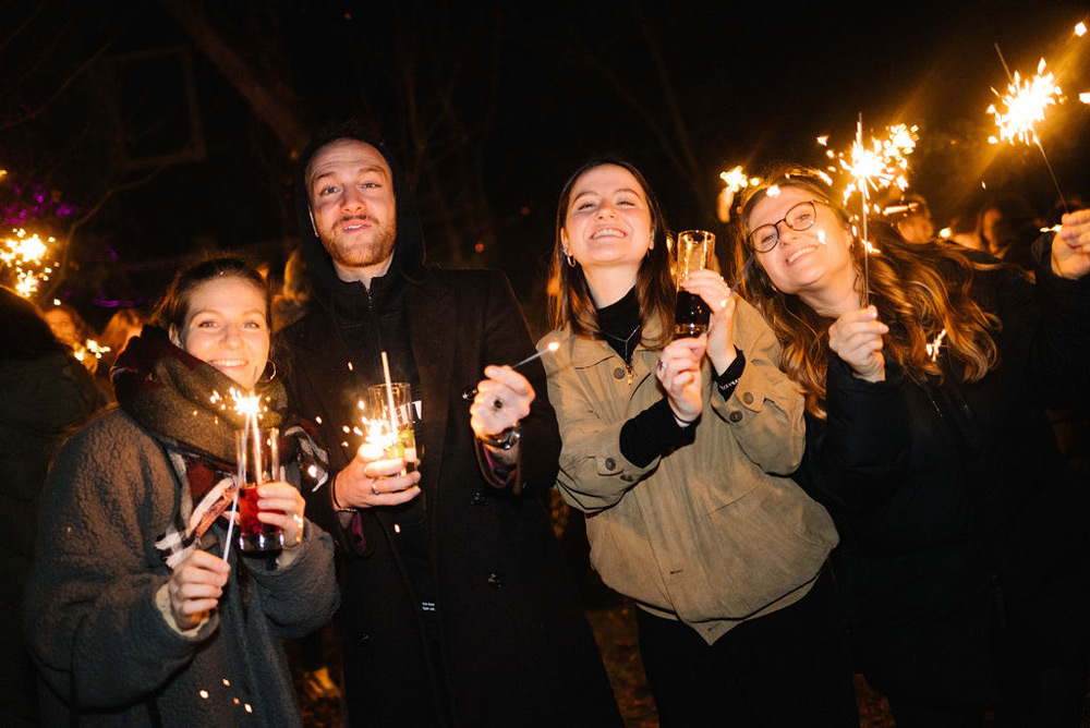jungedliche feiern Silvester