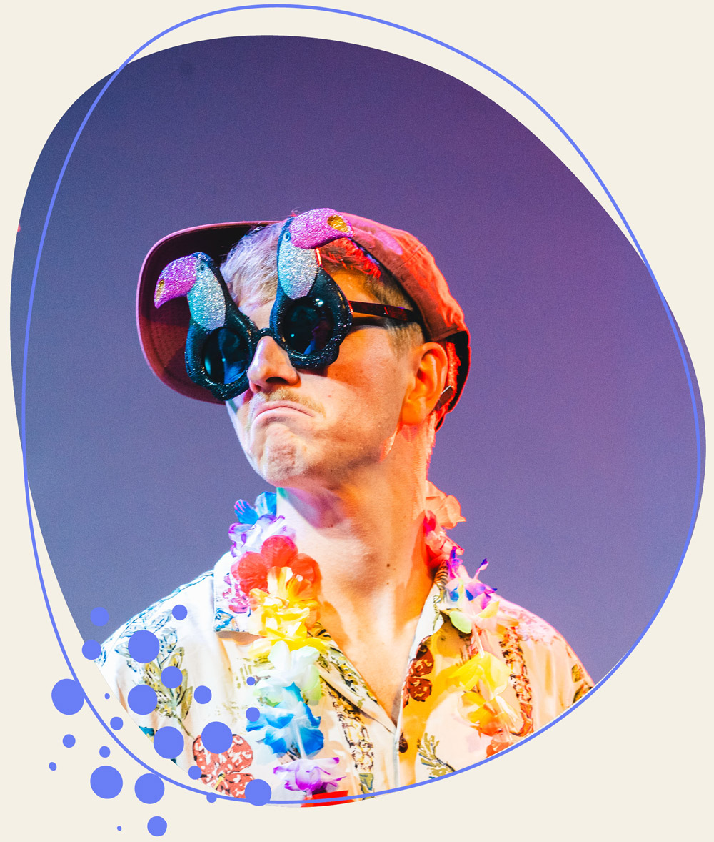 Mann sehr lustig verkleidet 