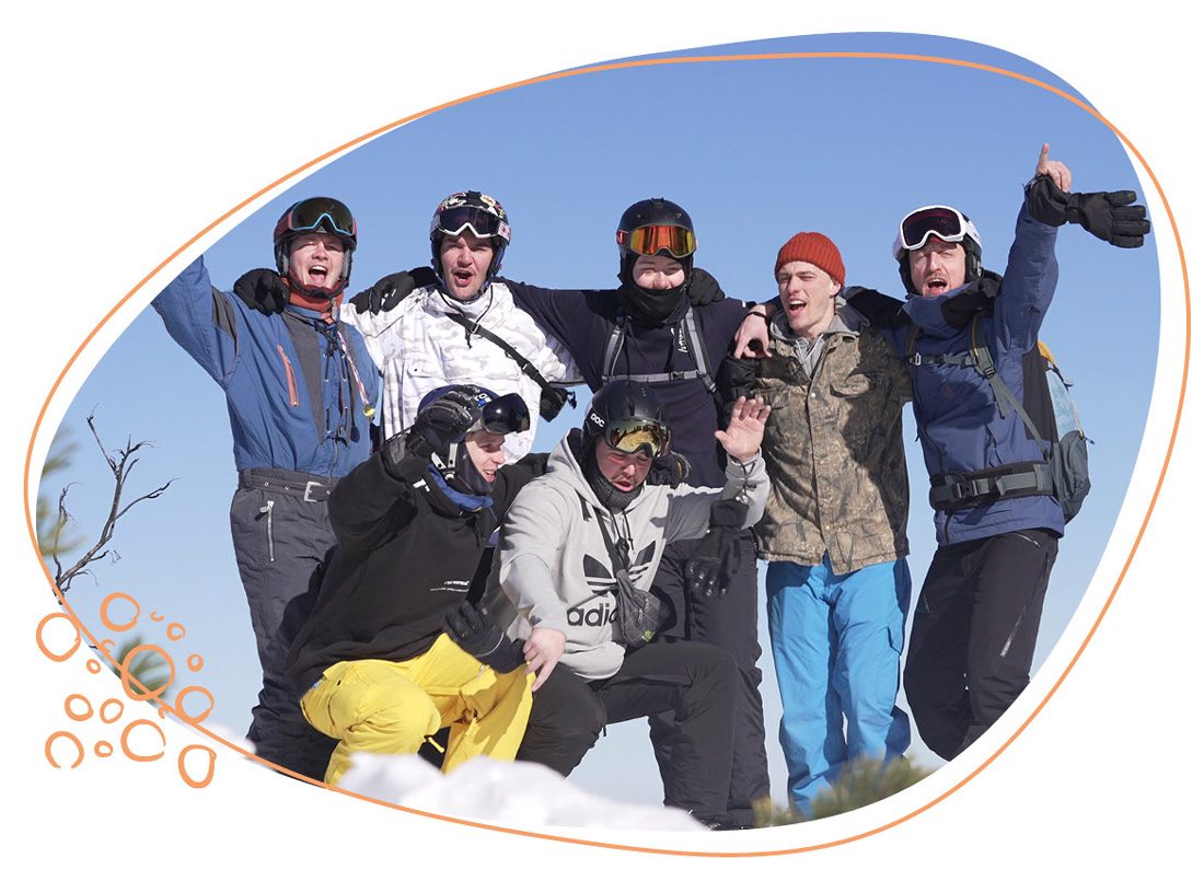 Gruppenbild von jungen Erwachsenen die Skikleidung an haben