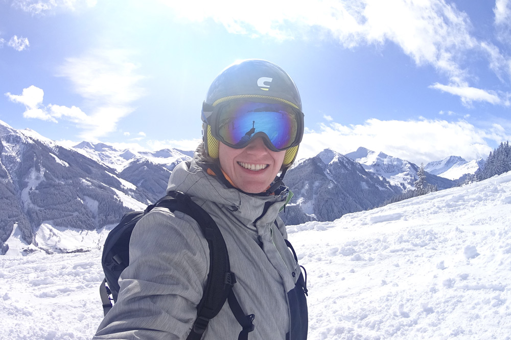 Selfie von einem Mann in Skikleidung auf einen Berg mit Schnee