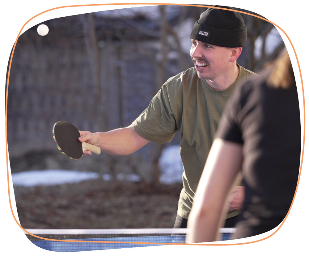 Mann der Tischtennis spielt