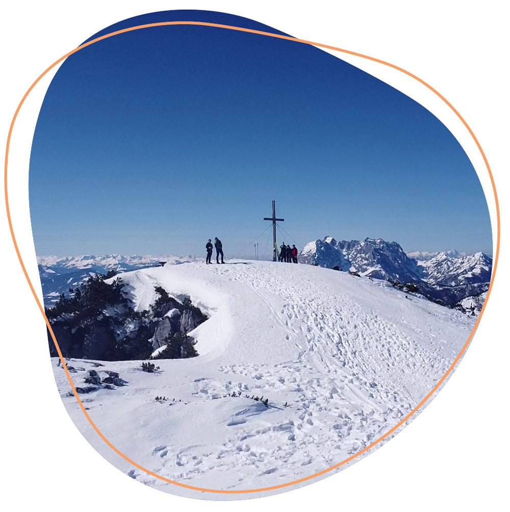 Schneeladschaft und ein Gipfelkreuz