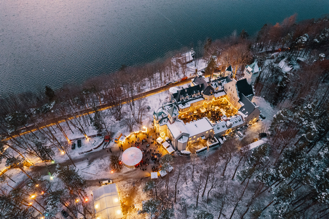 Burg im Winter am Burgfest mit Belichtung von der Vogelperspektive 