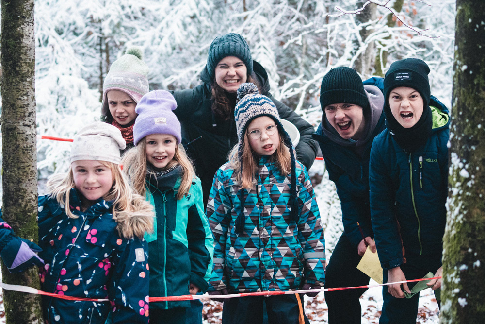 Kinderfruppe im Wald im Winter 