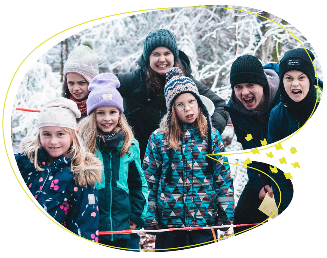 Gruppenfoto von Kindern und Gruppenleiter im Winter