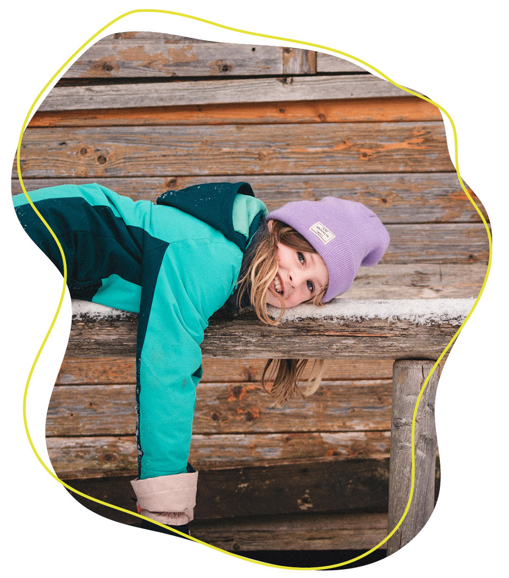 Mädchen liegt auf einer Bank