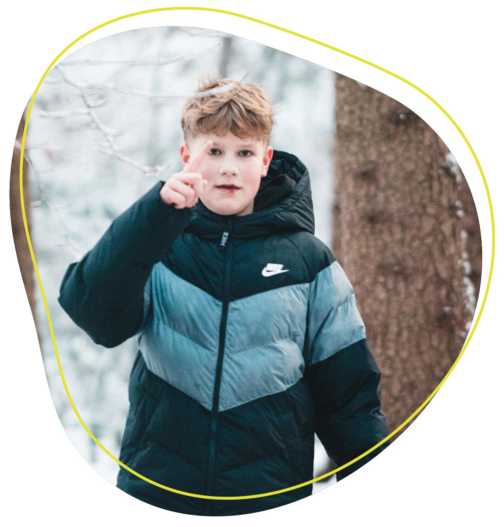 Junge im Winter im Wald