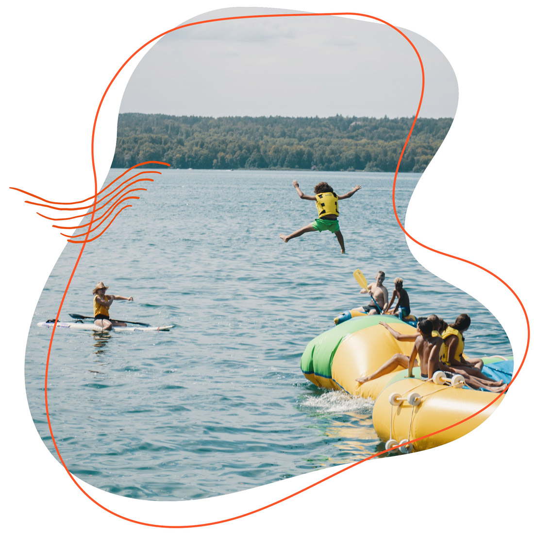 Ein Kind wird durch ein Luftkissen in den See katapultiert 