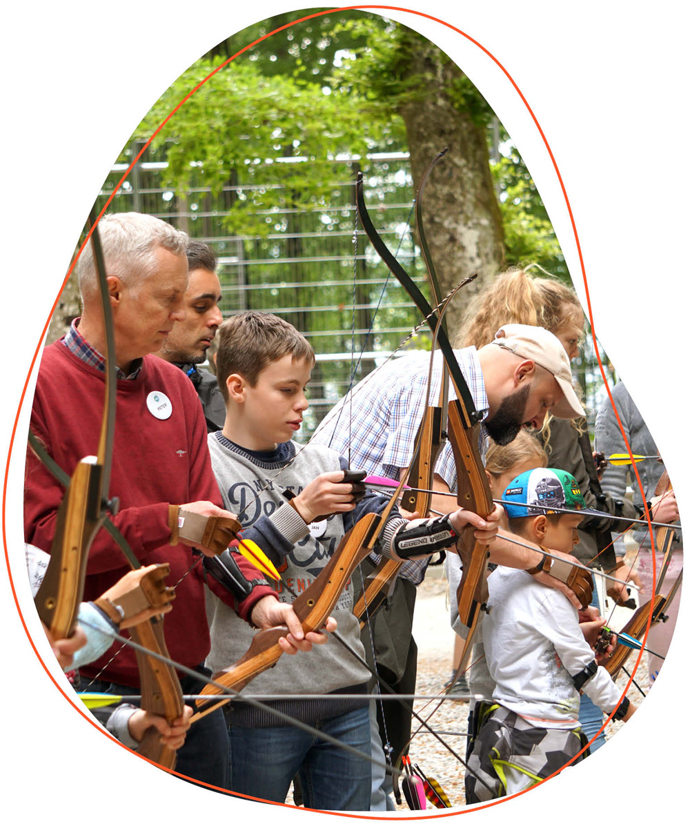 Familie beim Bogenschießen