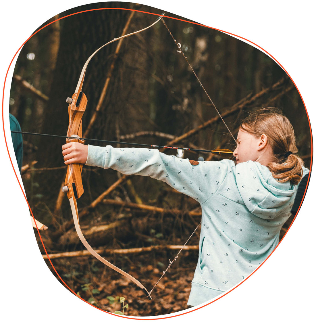 Kind beim Bogenschießen 