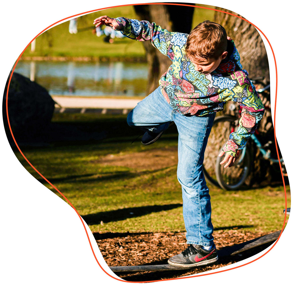 Kind balanciert auf einem Seil