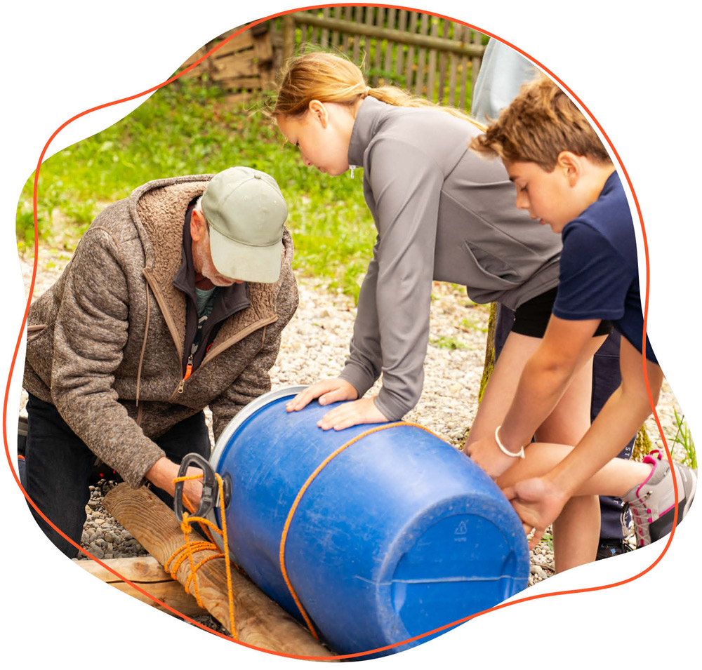 Mann und Kinder bauen ein Floss 