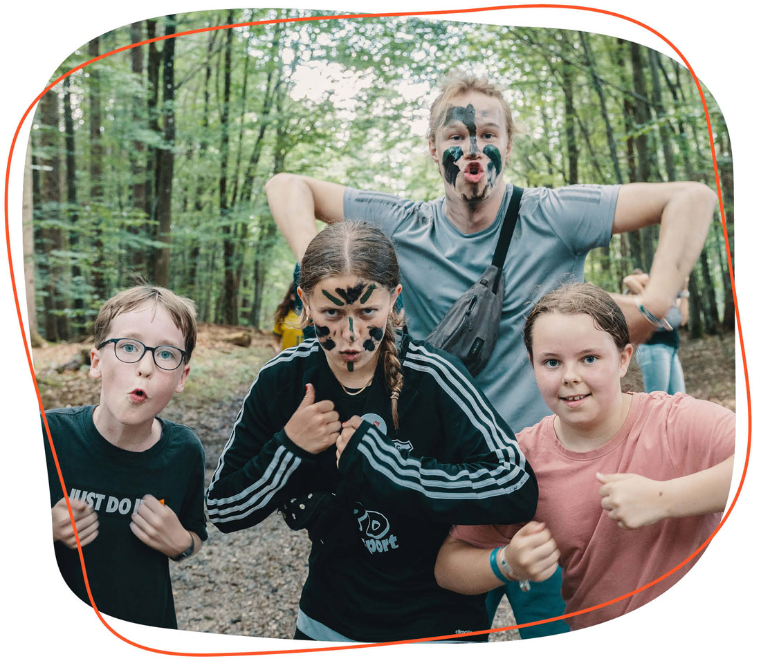 Kinder mit Gesichtsbemalung im Wald 