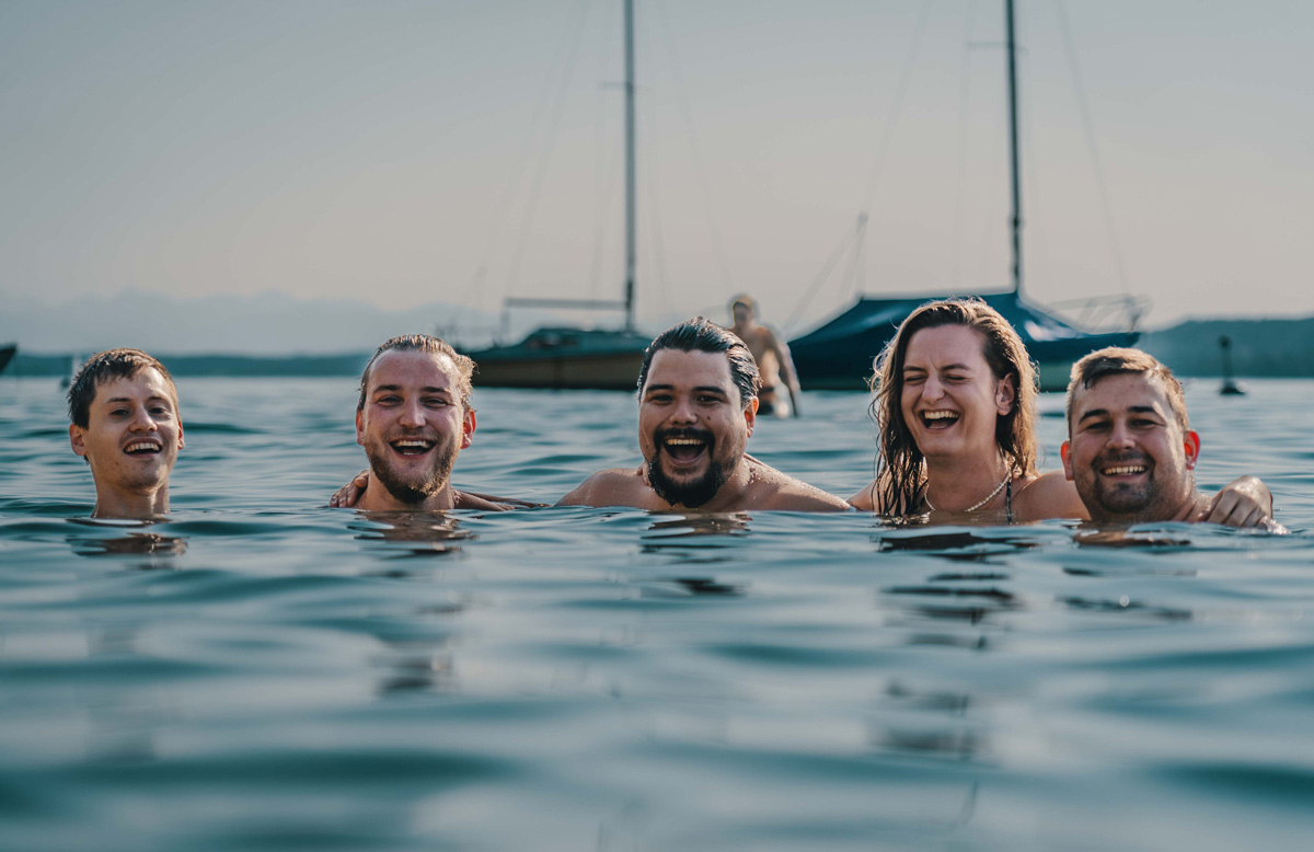 Junge Erwachsene lachen im Starnbergersee