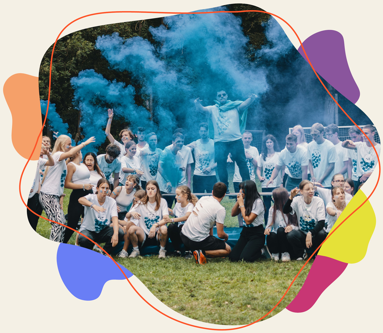 Jugendliche Gruppe mit Gesichtsbemalung die zusammen auf einen Sportplatz steht