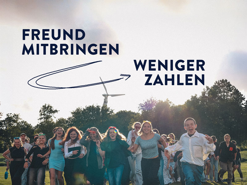 Jugendliche erleben gemeinsam Action bei den DuneDays auf dem WDL Dünenhof Gelände, laufen als Gruppe freudig auf Kamera zu