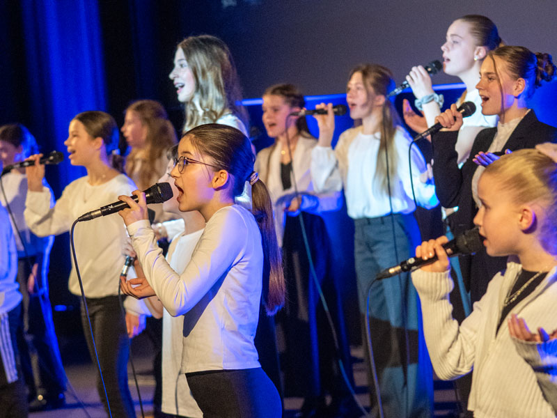 Kinder singen live bei Filmpremiere im Kino