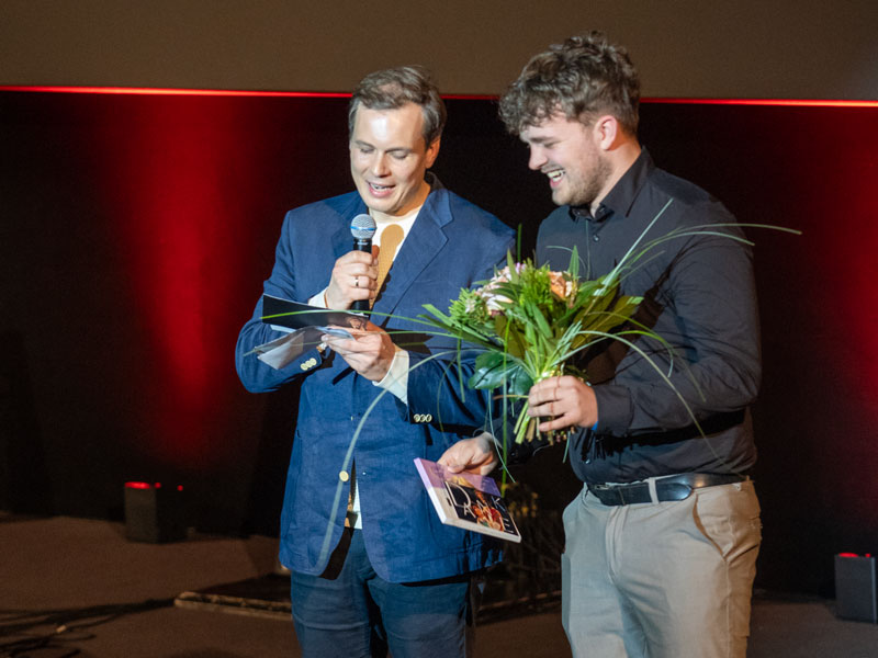 Projektleiter Timo Nullmeier bekommt einen Blumenstrauß als Dankeschön